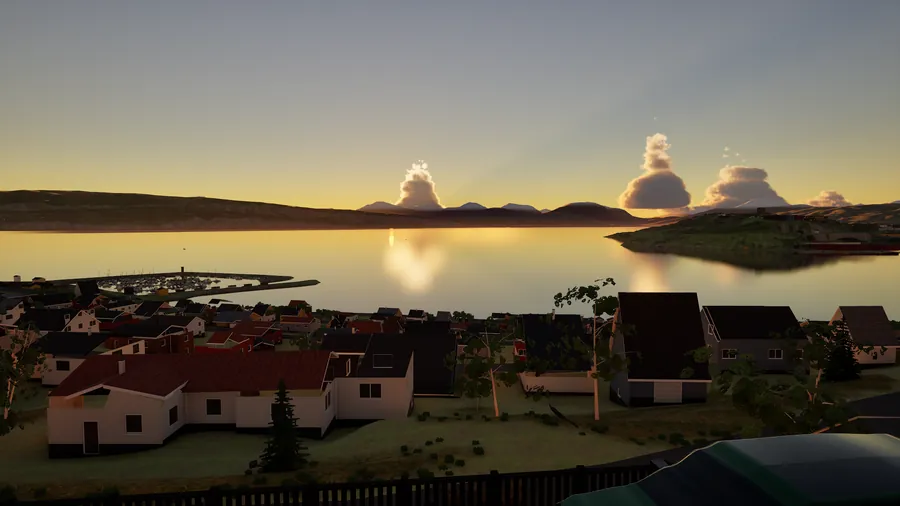 Sola lavt over fjorden om natten, med en gyllen stripe på vannet.