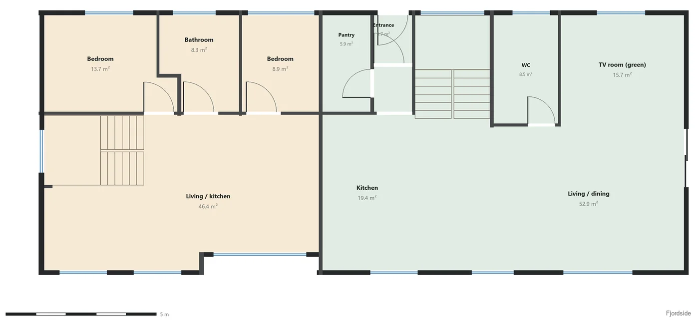 Plantegning av hovedetasjen etter den nordiske planen: en åpen stue og spisestue på 52,9 m² ved siden av kjøkkenet. Romnavnene på tegningen er på engelsk.